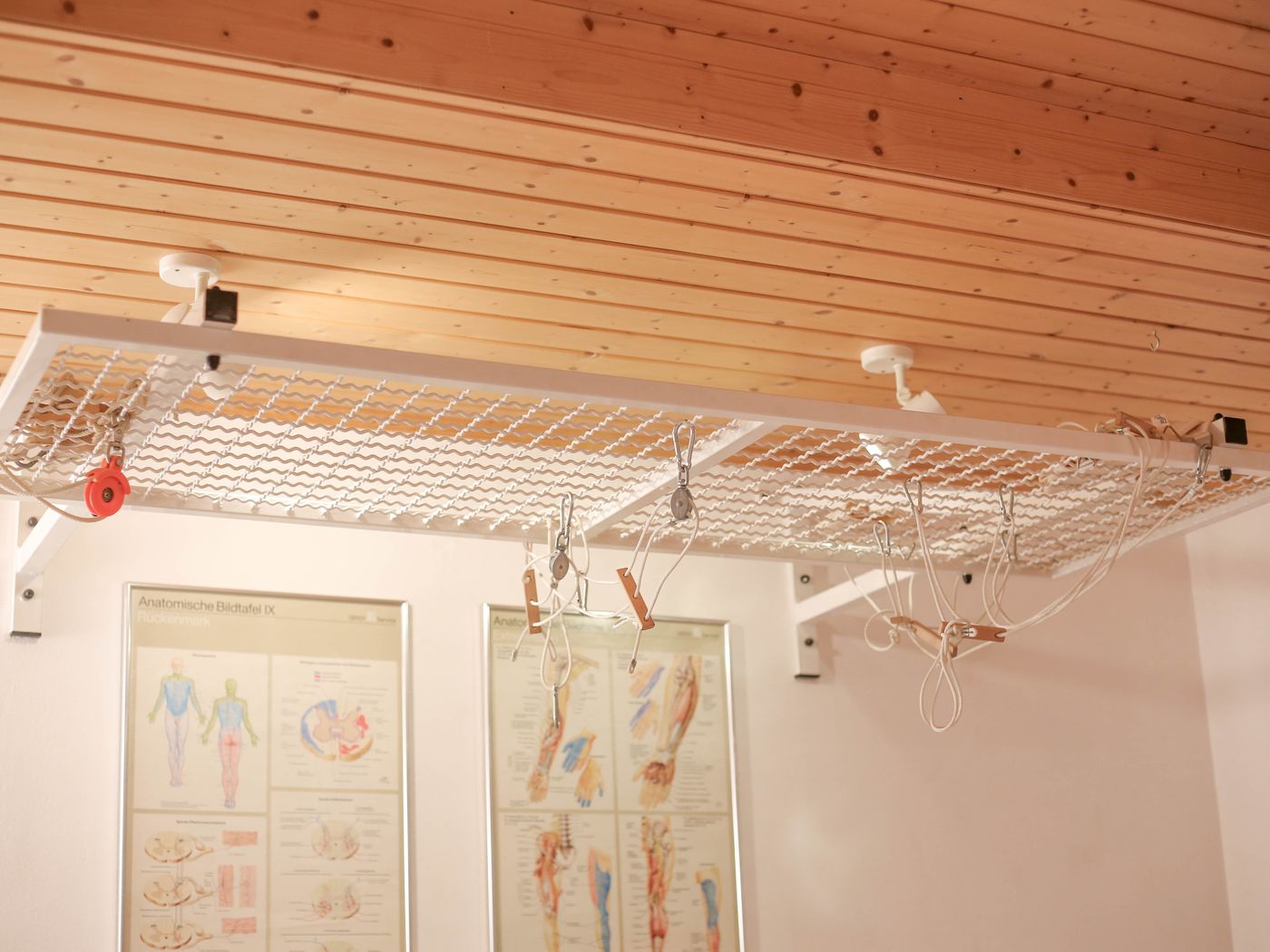 Schlingentisch unter der Holzdecke der Praxis