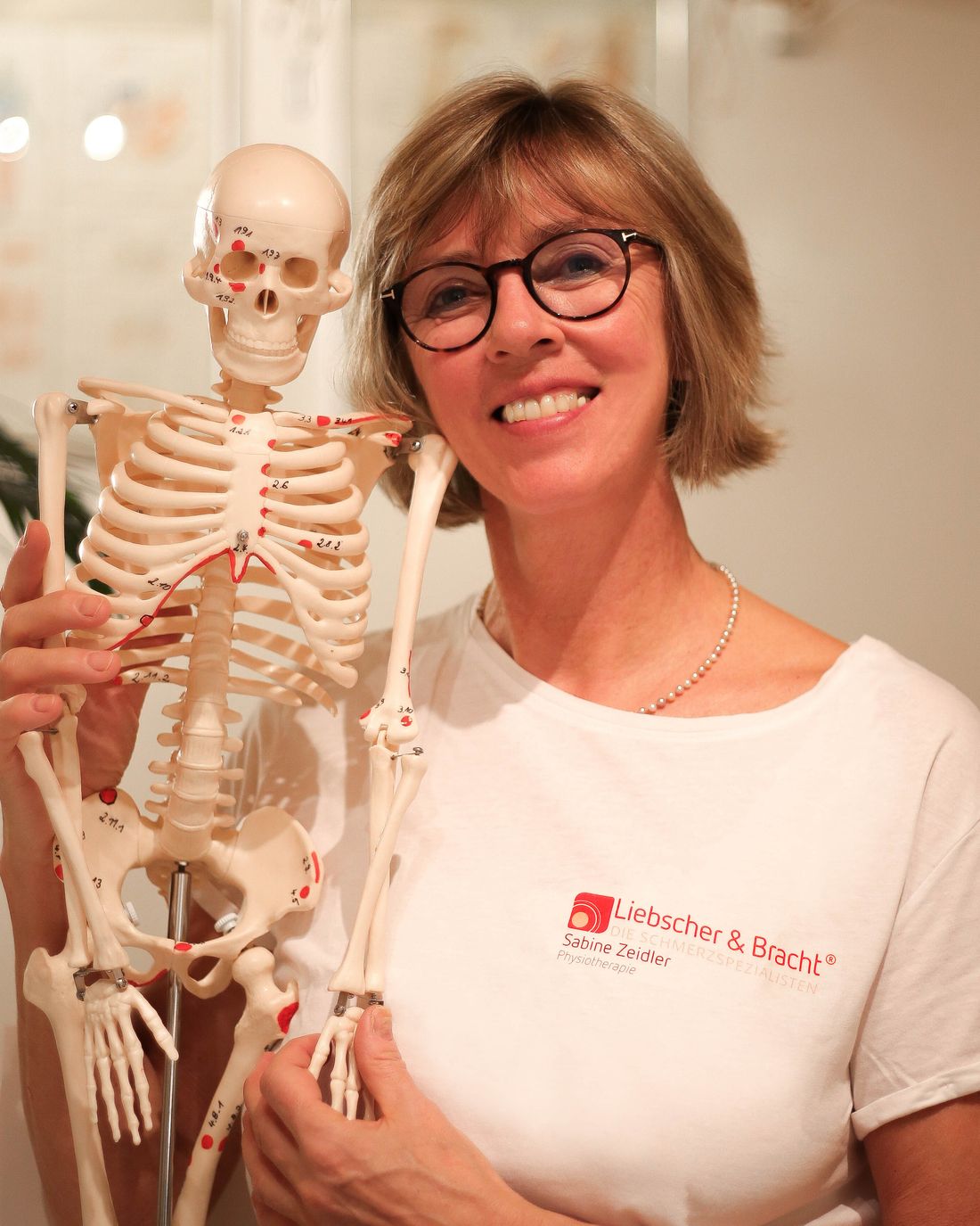 Sabine Zeidler, Physiotherapeutin und sektorale Heilpraktikerin, in ihrer Praxis in Niederneisen